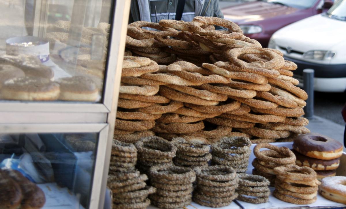 Πασίγνωστος Έλληνας έγινε… κουλουράς! Φωτογραφίες ντοκουμέντο