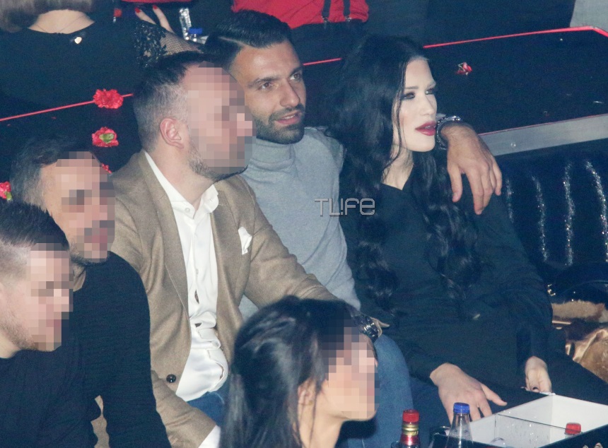 Γιώργος Τζαβέλλας: Αγκαλιά σε βραδινή έξοδο με την κούκλα σύζυγό του!