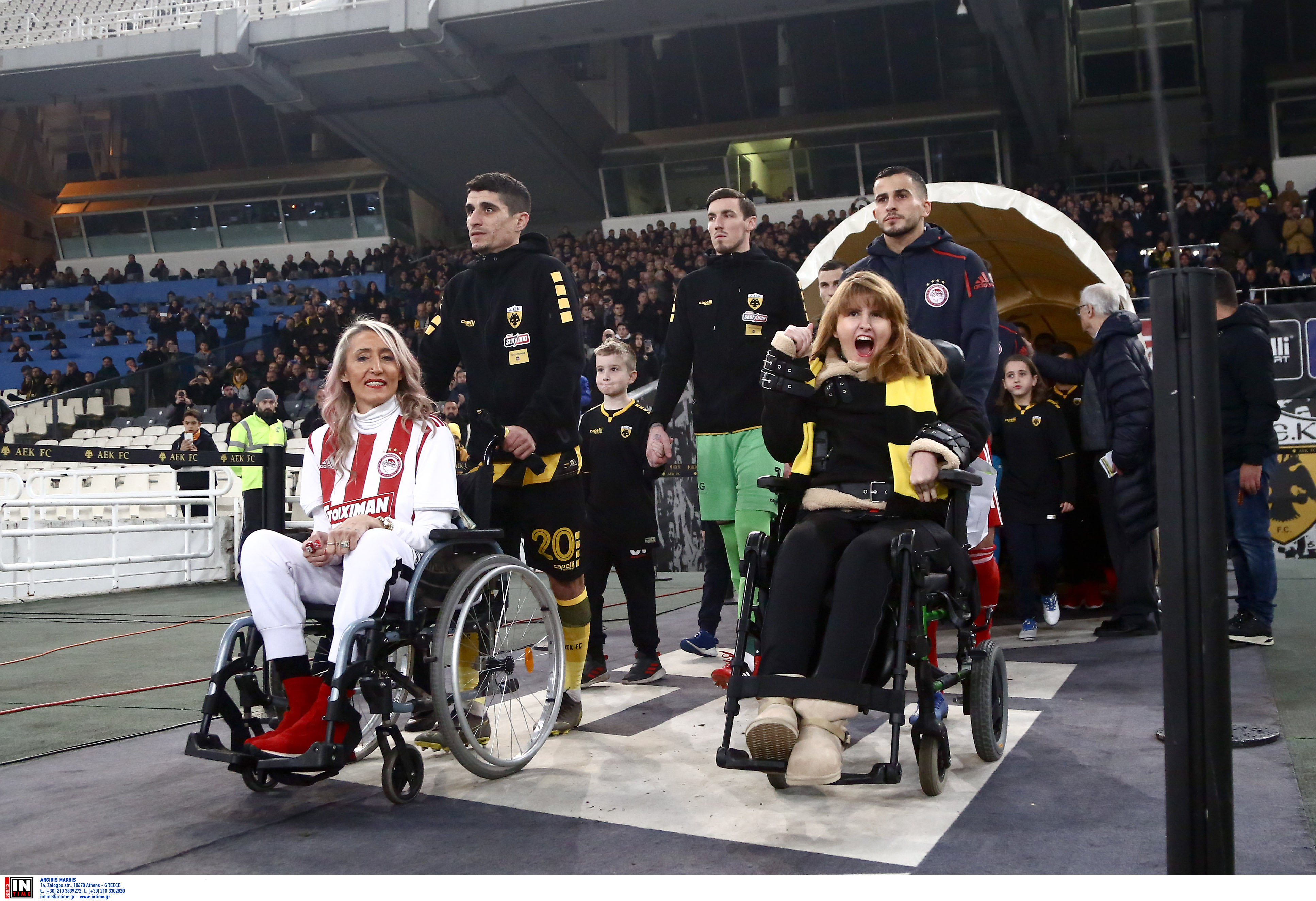 ΑΕΚ – Ολυμπιακός: Συγκίνηση στο ΟΑΚΑ! Μυρτώ και Τόνια αποθεώθηκαν από 30.000 φιλάθλους! (video, pics)