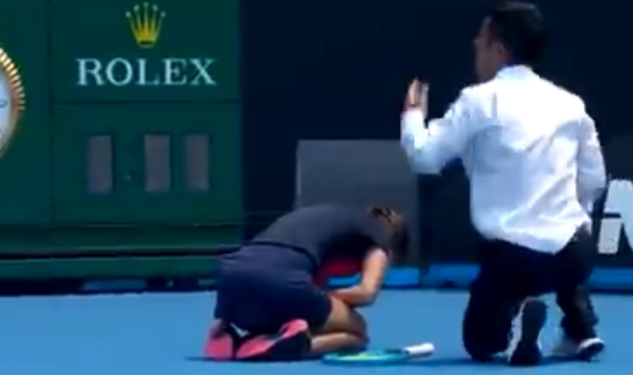 Australian Open: Παίκτρια κατέρρευσε λόγω δύσπνοιας! Προβληματισμός στους διοργανωτές [video]
