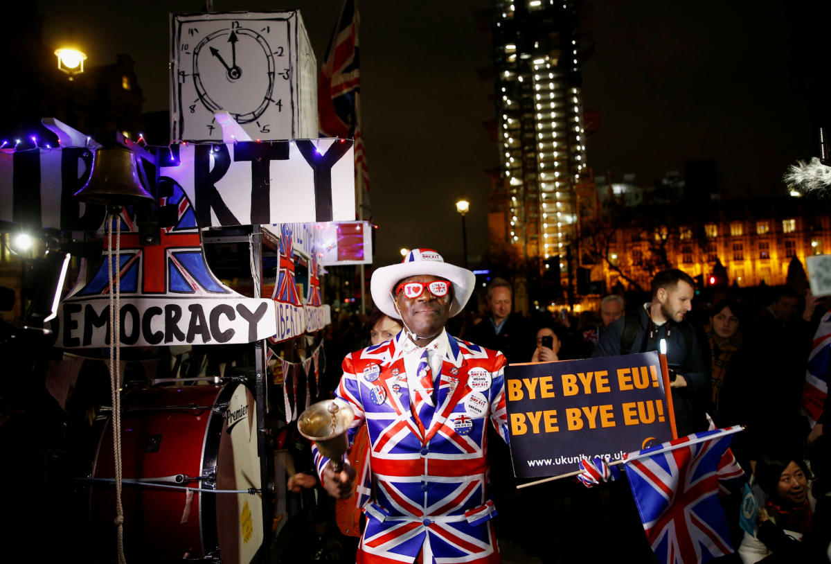 Δεν κρατιούνται οι Βρετανοί: Αφαίρεσαν την σημαία της ΕΕ από την Πρεσβεία στις Βρυξέλλες