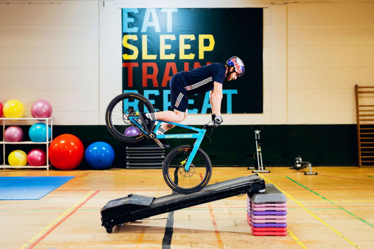 Αν δείτε τα κόλπα αυτού του ποδηλάτη θα σας πέσει το σαγόνι! (vid)