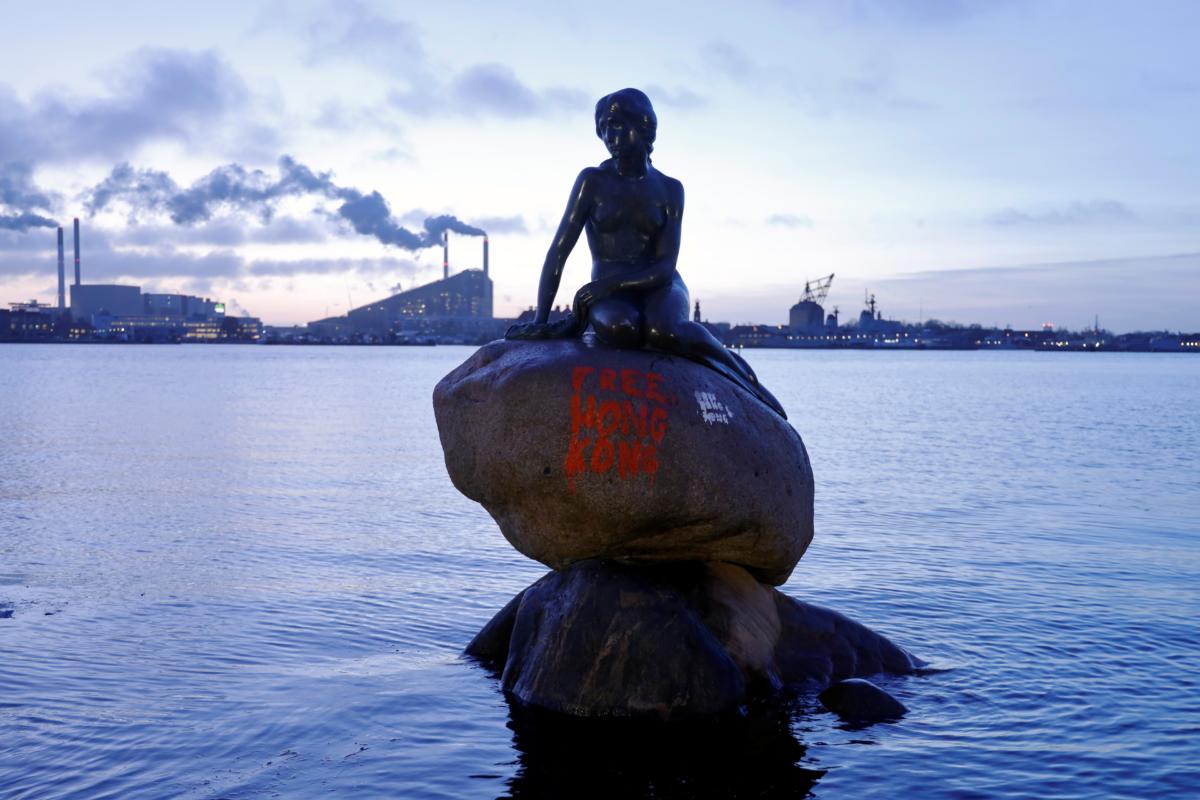 Κοπεγχάγη: Βανδάλισαν τη “Μικρή Γοργόνα” γράφοντας το σύνθημα “Ελευθερώστε το Χονγκ Κονγκ”