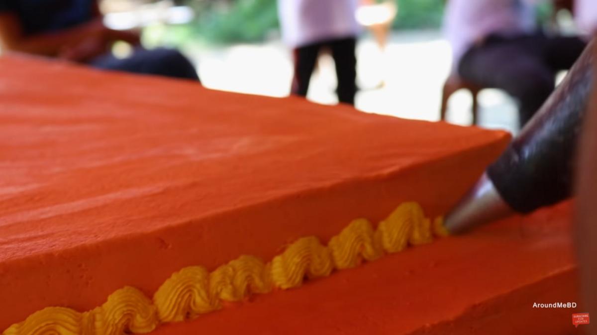 Ινδία: Κέικ μήκους 6,5 χιλιομέτρων παρασκεύασαν 1.500 σεφ και ζαχαροπλάστες!