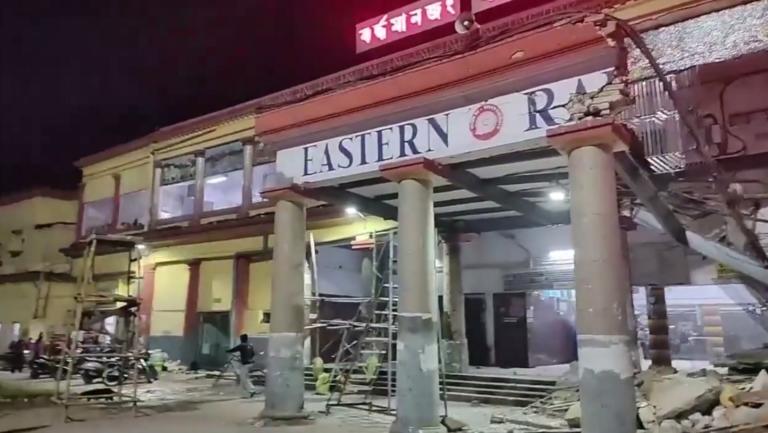 Καρέ καρέ η σοκαριστική κατάρρευση σταθμού τρένων στην Ινδία! video