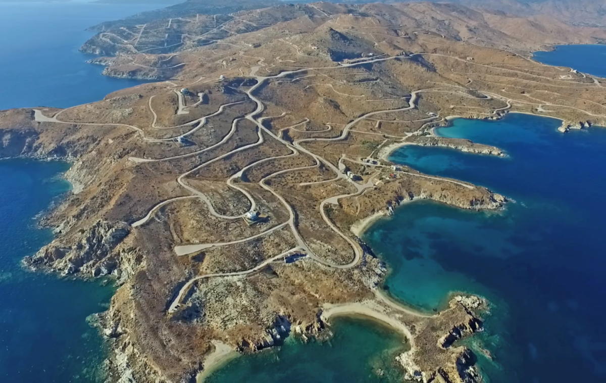 Αυτό είναι το τιρκουάζ ακρωτήρι απέναντι από την Αττική που λίγοι γνωρίζουν