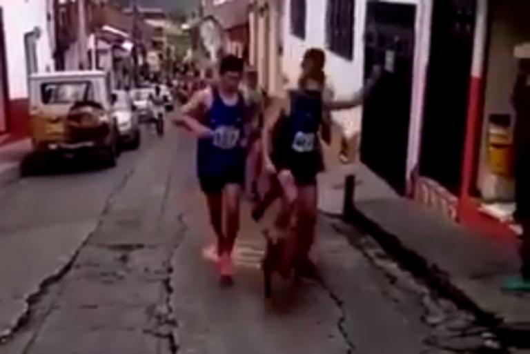 Κλώτσησε σκυλί και έχασε τη χορηγία του! Απίστευτο σκηνικό σε αγώνα δρόμου στην Κολομβία [video]