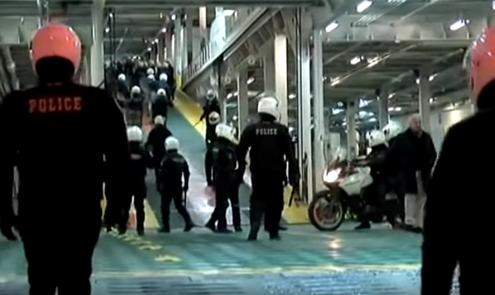 Επεισόδια μεταξύ οπαδών του Ολυμπιακού και ΜΑΤ στο λιμάνι του Ηρακλείου! (video)