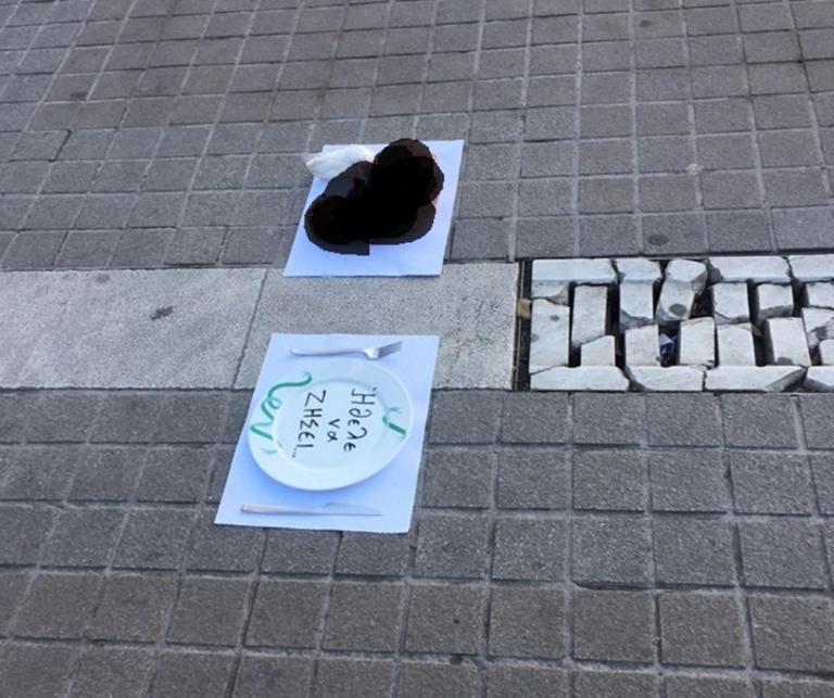 Αποτρόπαιο θέαμα στο κέντρο της Κοζάνης σε διαμαρτυρία για τις αμβλώσεις - Άφησαν καταμεσίς του δρόμου νεκρό κουνέλι!
