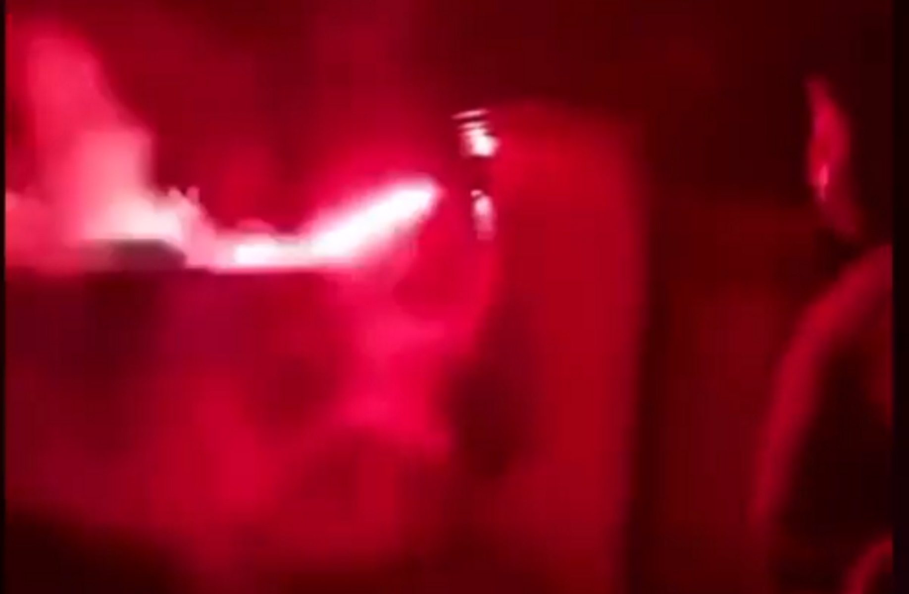 Απίστευτο! Οπαδοί της Γιουνάιτεντ πέταξαν καπνογόνα σπίτι του προέδρου (video)