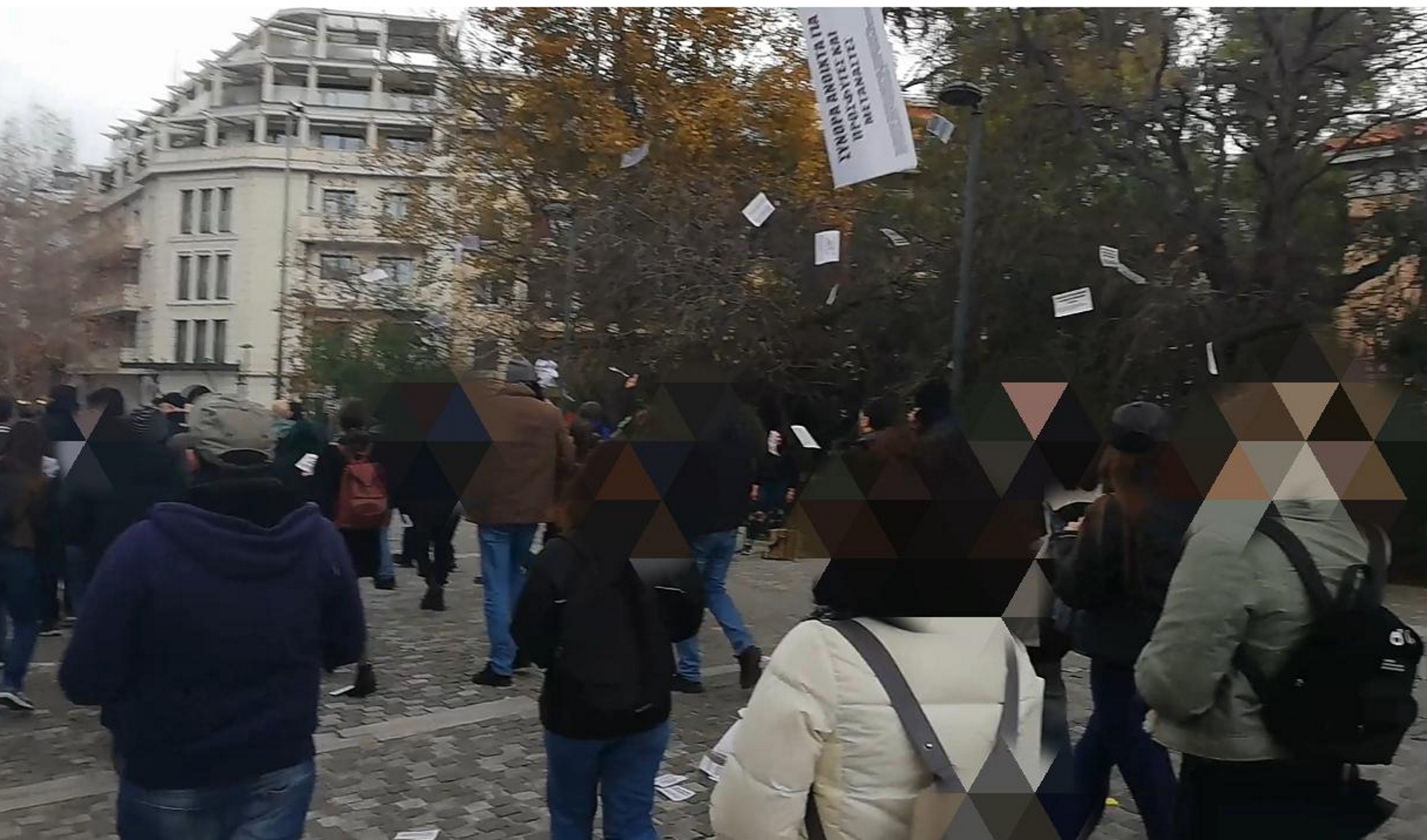 Μέλη του Ρουβίκωνα πέταξαν τρικάκια στη Διονυσίου Αρεοπαγίτου