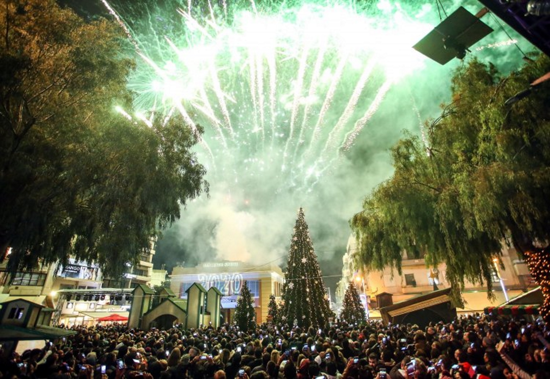 Πρωτοχρονιά 2020: Έτσι υποδέχτηκαν το νέο έτος από τη Θεσσαλονίκη μέχρι την Κρήτη [video]