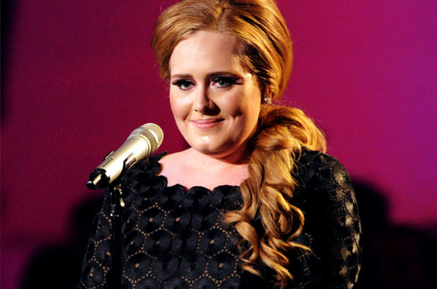 Adele: Δεν θα πιστεύετε πόσα κιλά έχασε!