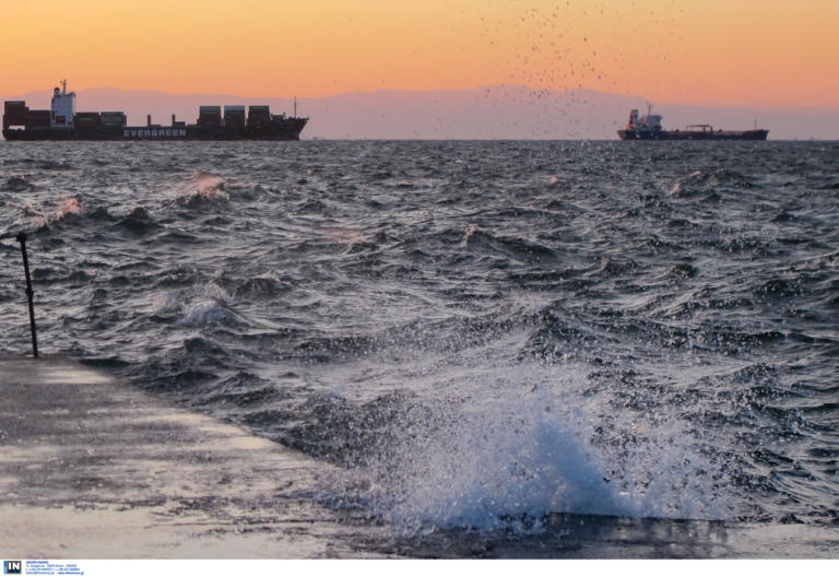 Κανονικά τα δρομολόγια των πλοίων από το λιμάνι του Πειραιά – Σε ισχύ απαγορευτικό από το Λαύριο