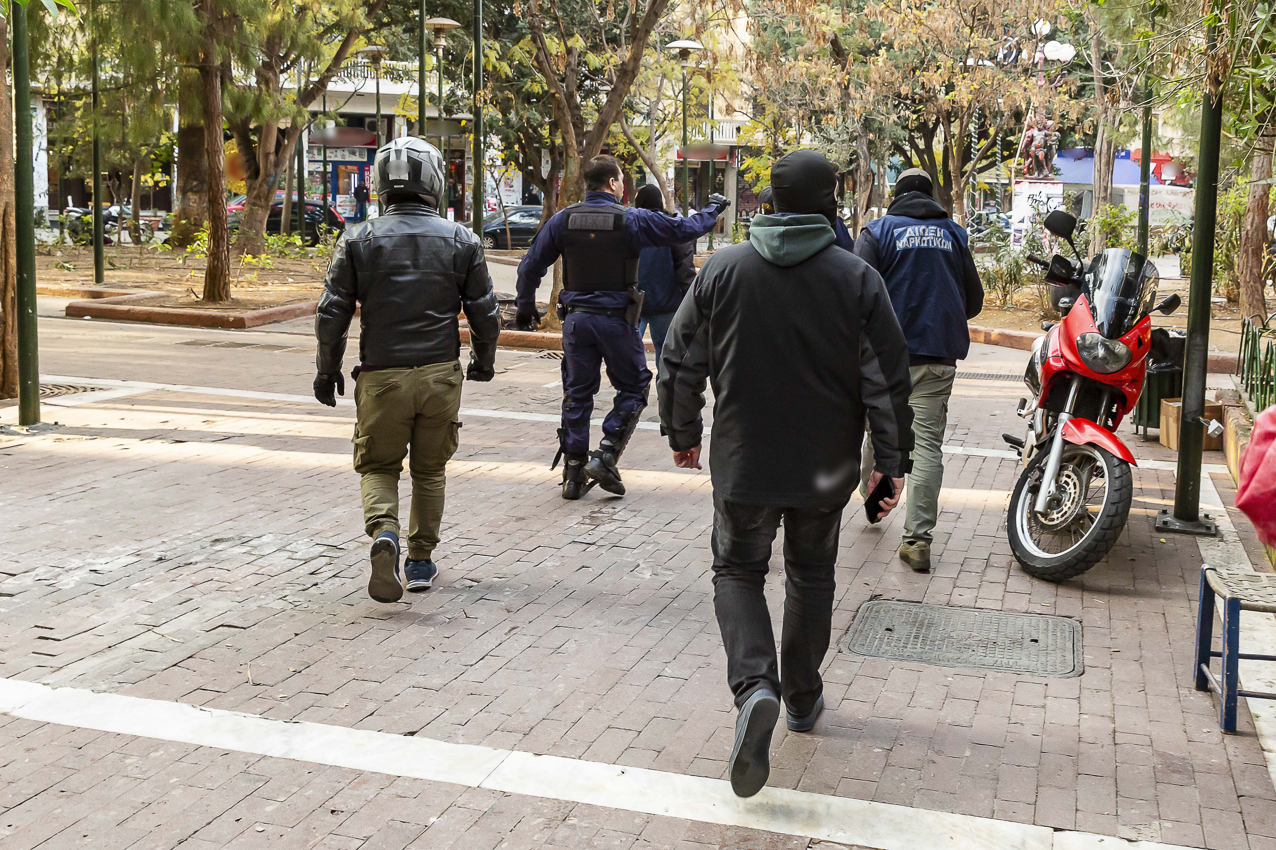 Καλύτερη η εικόνα στα Εξάρχεια, αλλού “μετακομίζουν” οι ναρκομαφίες!