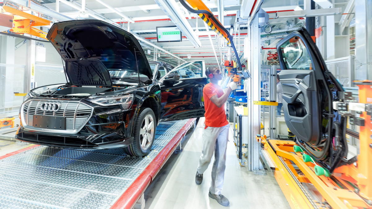 Audi: Πρόβλημα με τις μπαταρίες, μειώνει την παραγωγή του e-tron