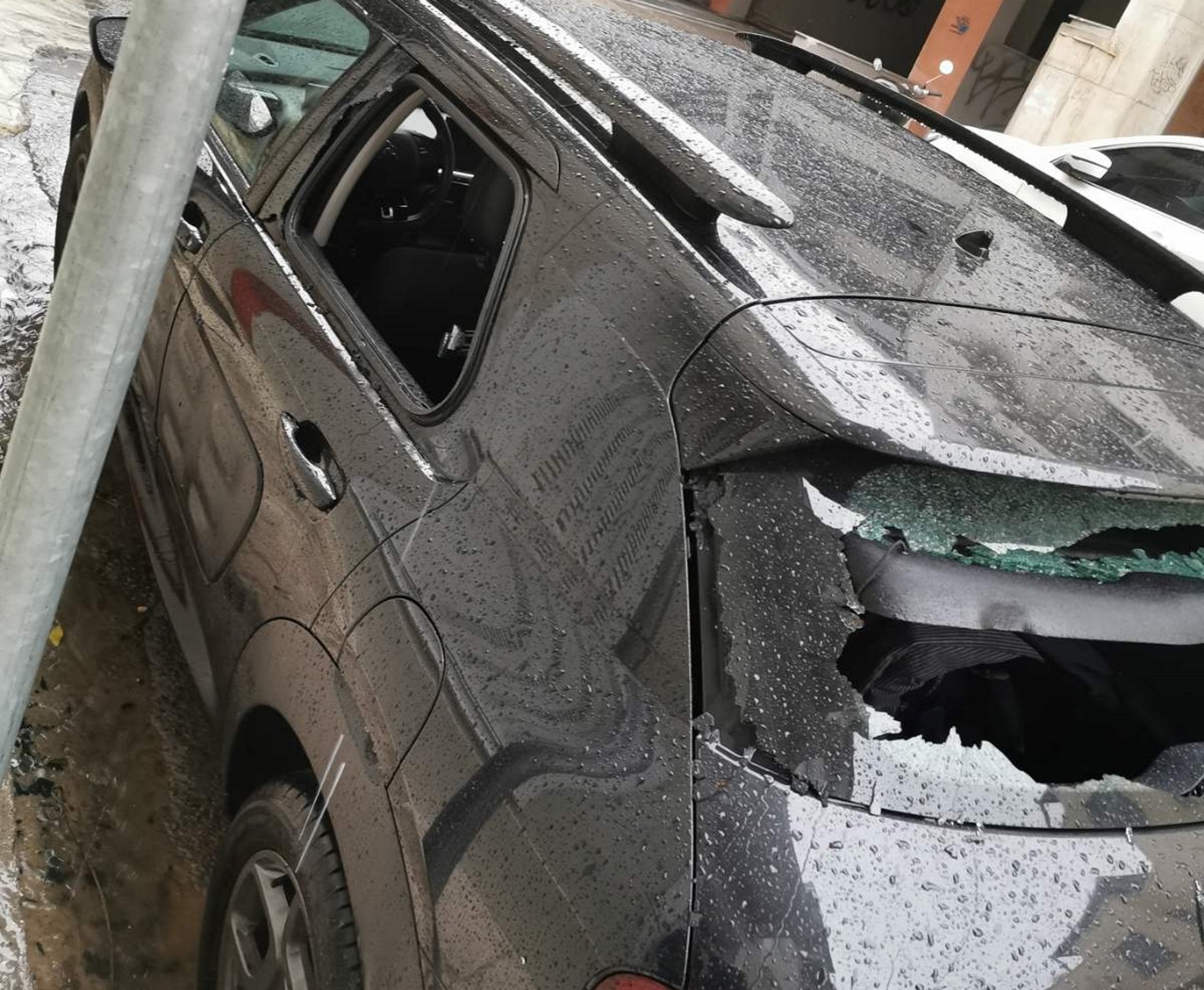 Εξάρχεια: Επίθεση στο αυτοκίνητο του Αλέκου Φλαμπουράρη