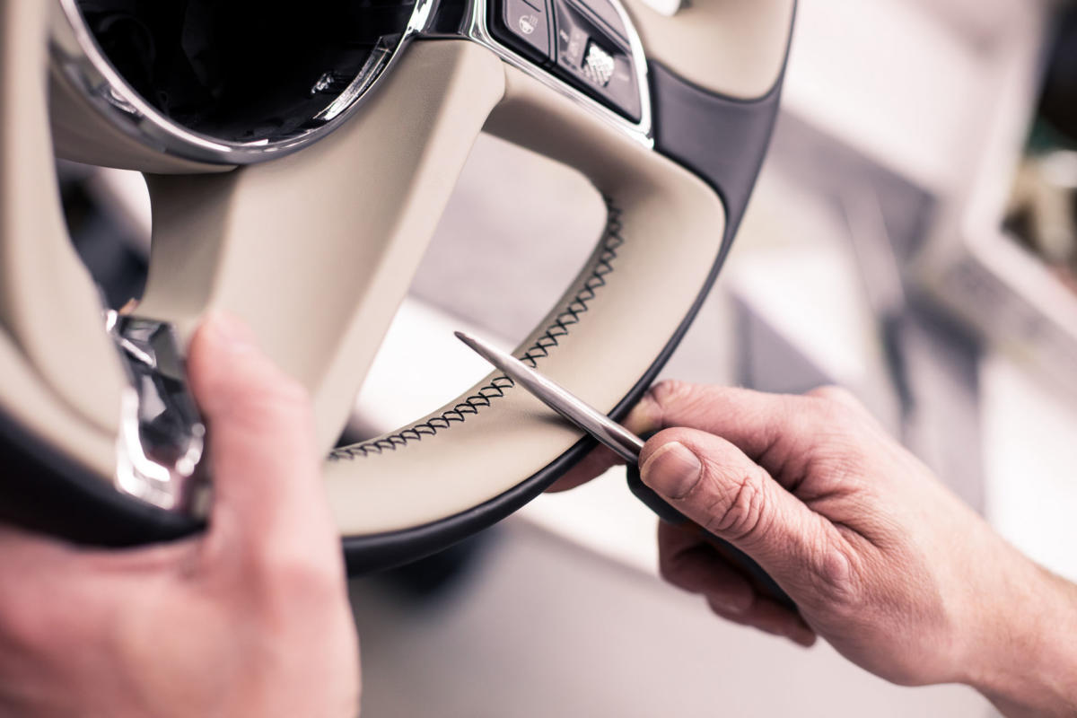 Πόσες σταυροβελονιές έχει το τιμόνι μιας Bentley; [vid]