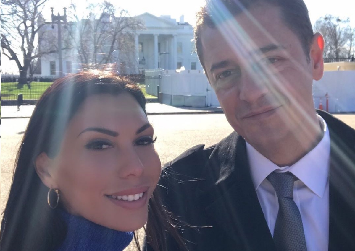 Σρόιτερ – Μπούκη: Ποζάρουν αγκαλιά μπροστά στο Λευκό Οίκο στην Ουάσινγκτον! [pics]