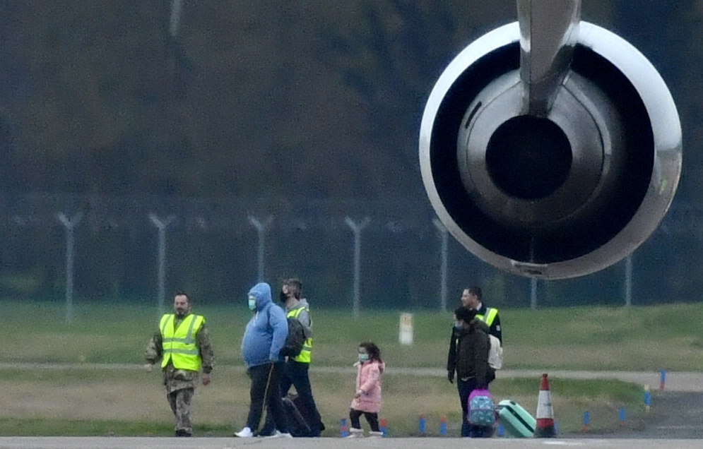 Κοροναϊός: Έφτασε στην Βρετανία με 110 άτομα η πτήση από τη Γουχάν