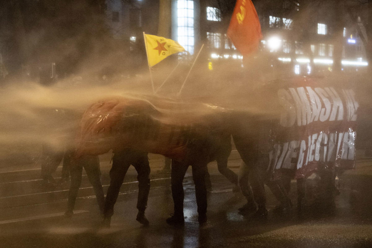 Χάος στη Ζυρίχη για το Νταβός! Πλαστικές σφαίρες και δακρυγόνα κατά διαδηλωτών