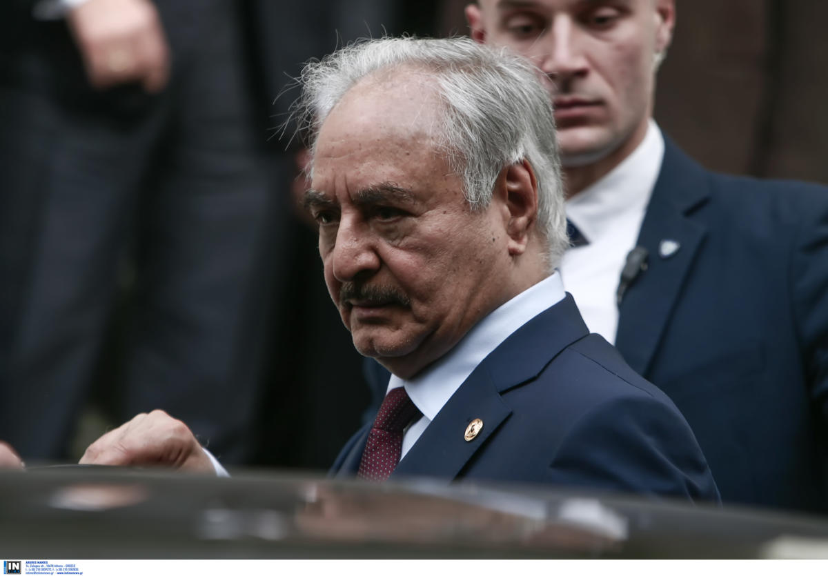 Συνωστισμός για τον Χάφταρ στο περιστύλιο της Βουλής