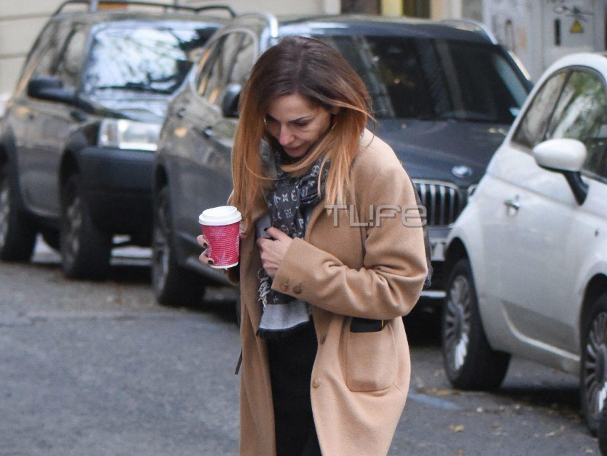 Δέσποινα Βανδή: Ξέγνοιαστη βόλτα με casual look και χωρίς ίχνος μακιγιάζ [pics]