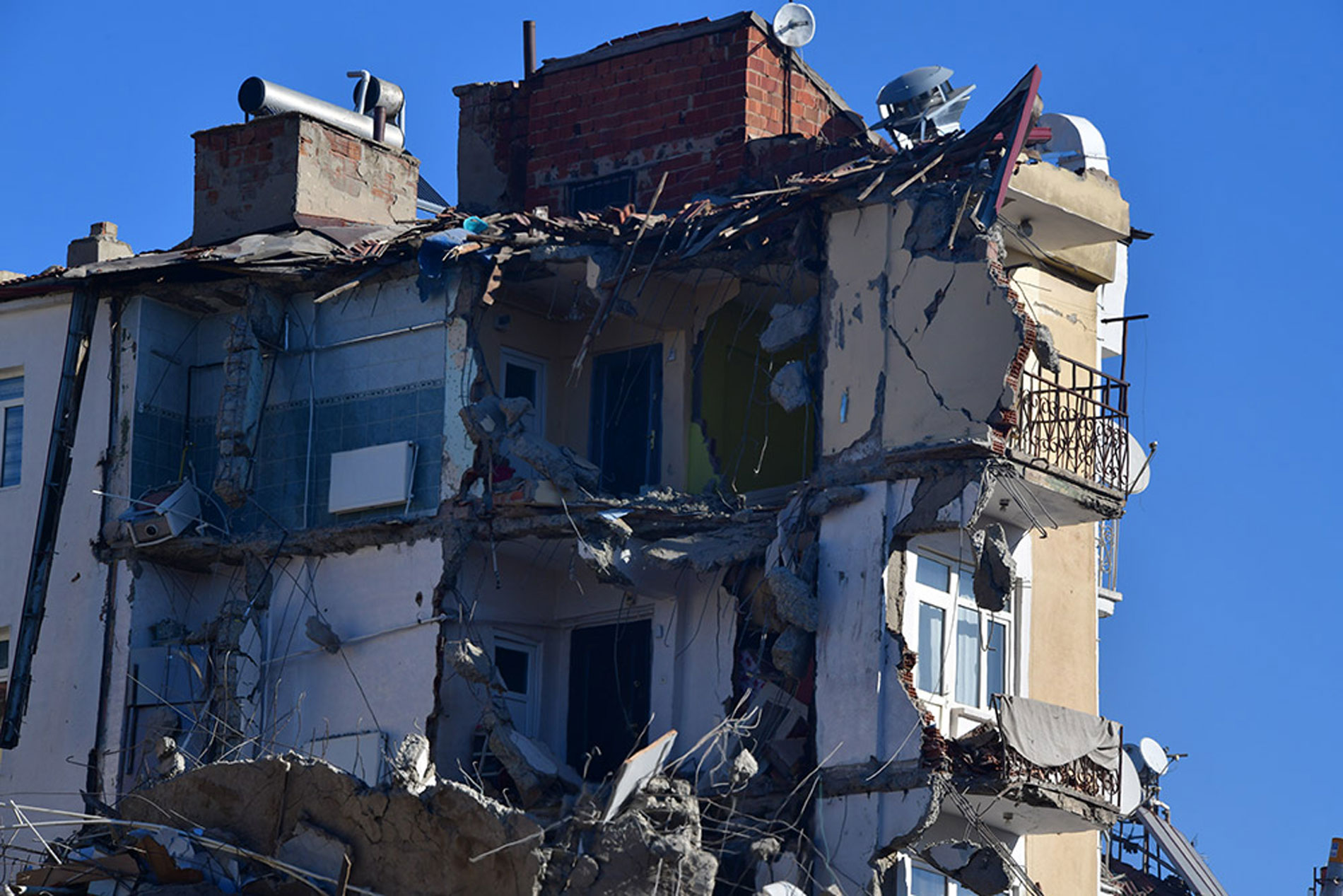 Σεισμός Τουρκία: Περιμένουν κι άλλους σεισμούς σε Ελαζίγ και Κωνσταντινούπολη