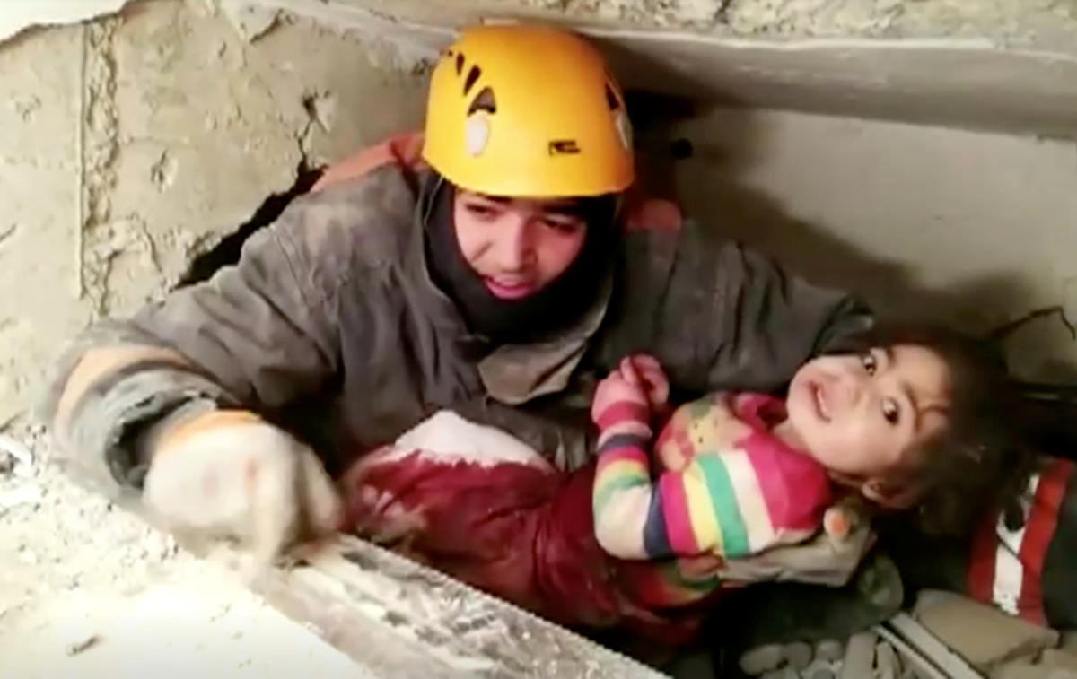 Σεισμός στην Τουρκία: Η διάσωση μάνας και κόρης από τα συντρίμμια [Video]