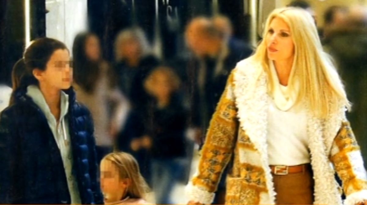 Ελένη Μενεγάκη: Για ψώνια στα βόρεια προάστια με τις κόρες της, Βαλέρια και Μαρίνα!