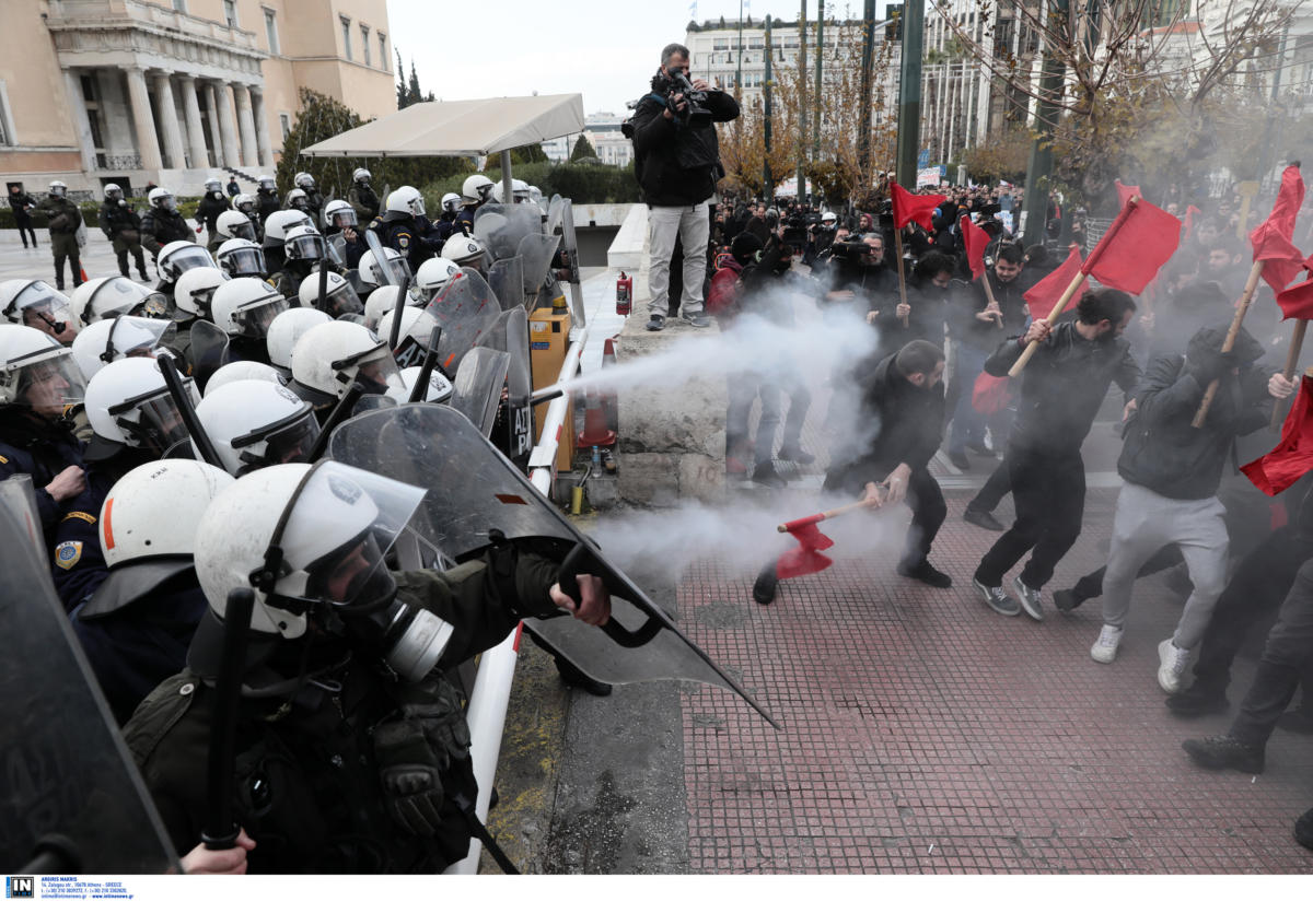 Ένταση και χημικά στο πανεκπαιδευτικό συλλαλητήριο