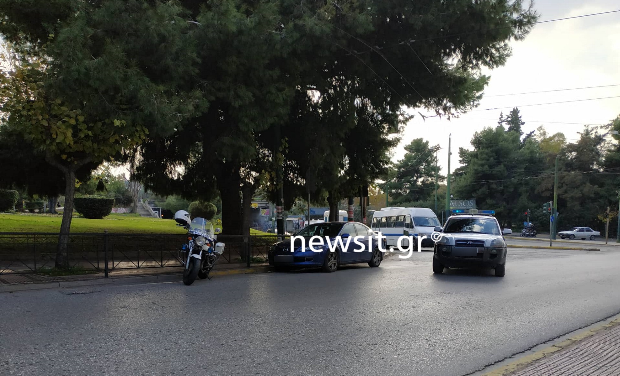 Κουκάκι: Ένταση στην Ευελπίδων με τους συλληφθέντες