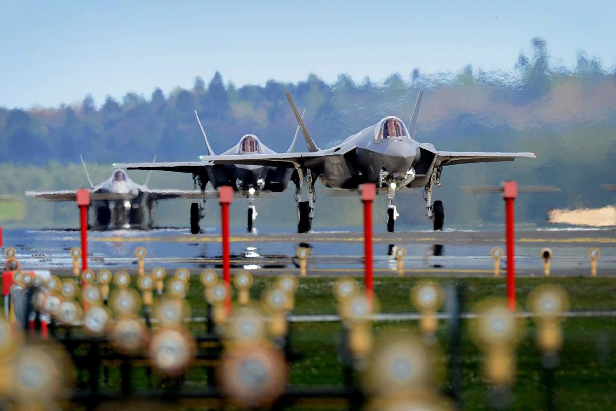 F-35 vs Su-57, ΗΠΑ vs Ρωσία: Δύο κόσμοι συγκρούονται για εναέρια υπεροχή! [pics]