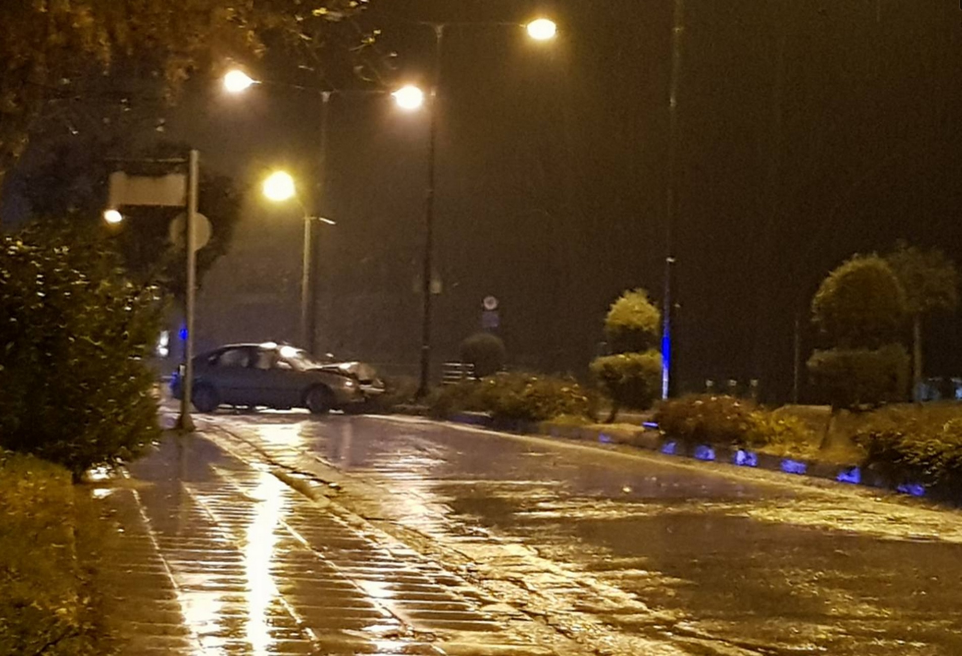 Τρίκαλα: Αυτοκίνητο καρφώθηκε σε κολώνα μετά από τρελή πορεία! Χάθηκε ο έλεγχος λόγω βροχής [pic]
