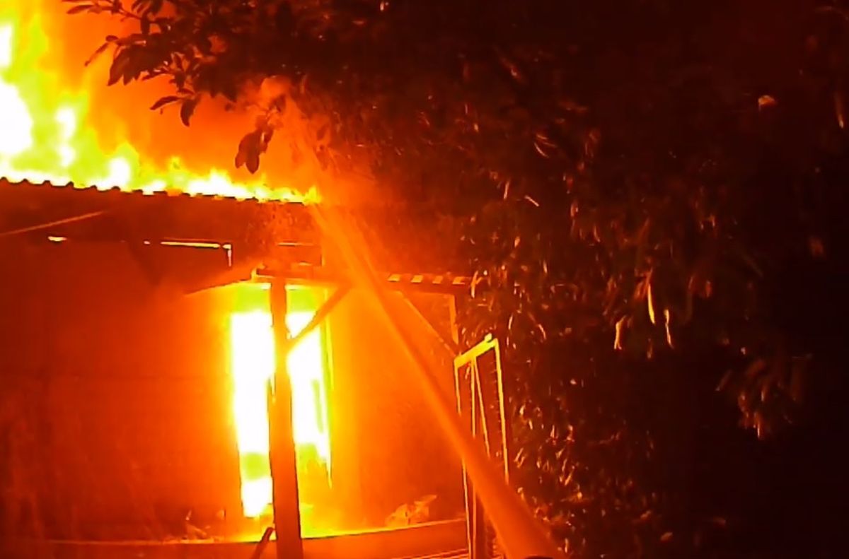 Θεσσαλονίκη: Πυροσβέστης καταγράφει με κάμερα την κατάσβεση φωτιάς σε βιοτεχνία ξυλείας! Εικόνες που κόβουν την ανάσα [video]