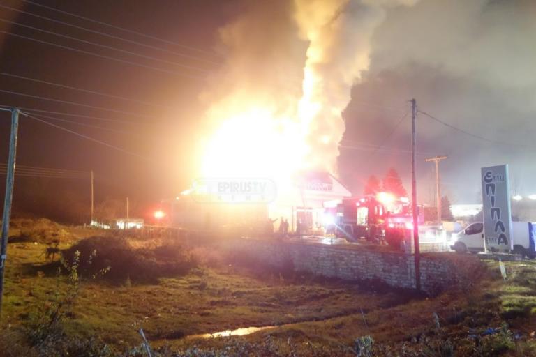 Ιωάννινα: Στις φλόγες κτίριο στην εθνική οδό - Εικόνες σοκ από το σημείο