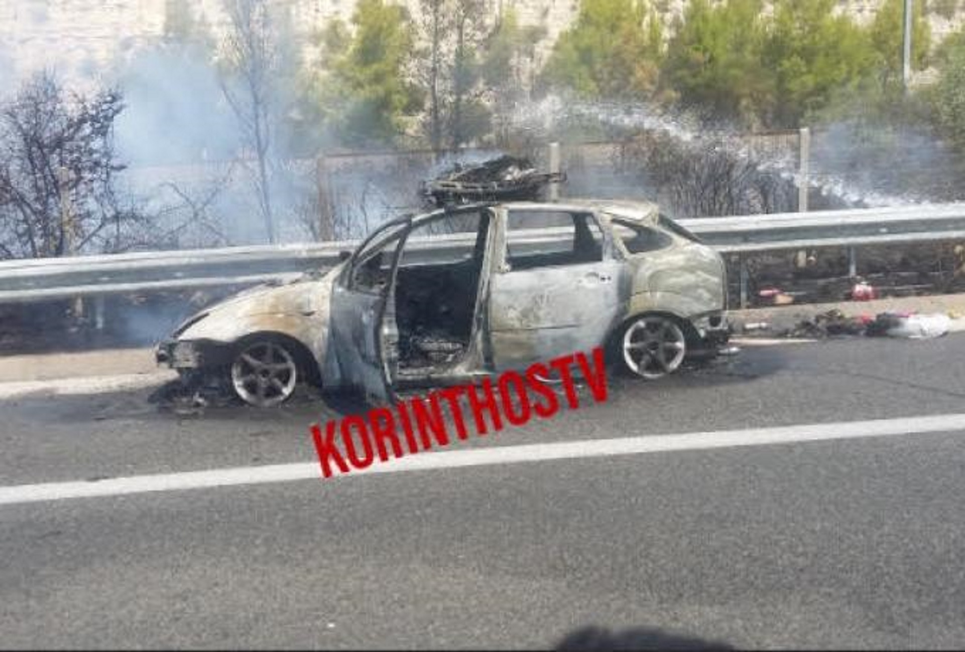 Εθνική Οδός Αθηνών – Κορίνθου: Αυτοκίνητο πήρε φωτιά εν κινήσει – Πετάχτηκαν από μέσα πέντε άτομα [pic]