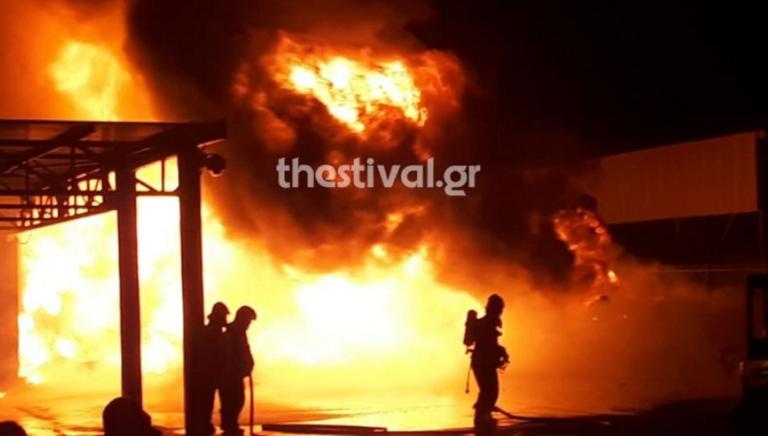 Μεγάλη φωτιά κατακαίει εργοστάσιο στη Σίνδο! Μάχη με τις φλόγες από πυροσβέστες και εργαζόμενους