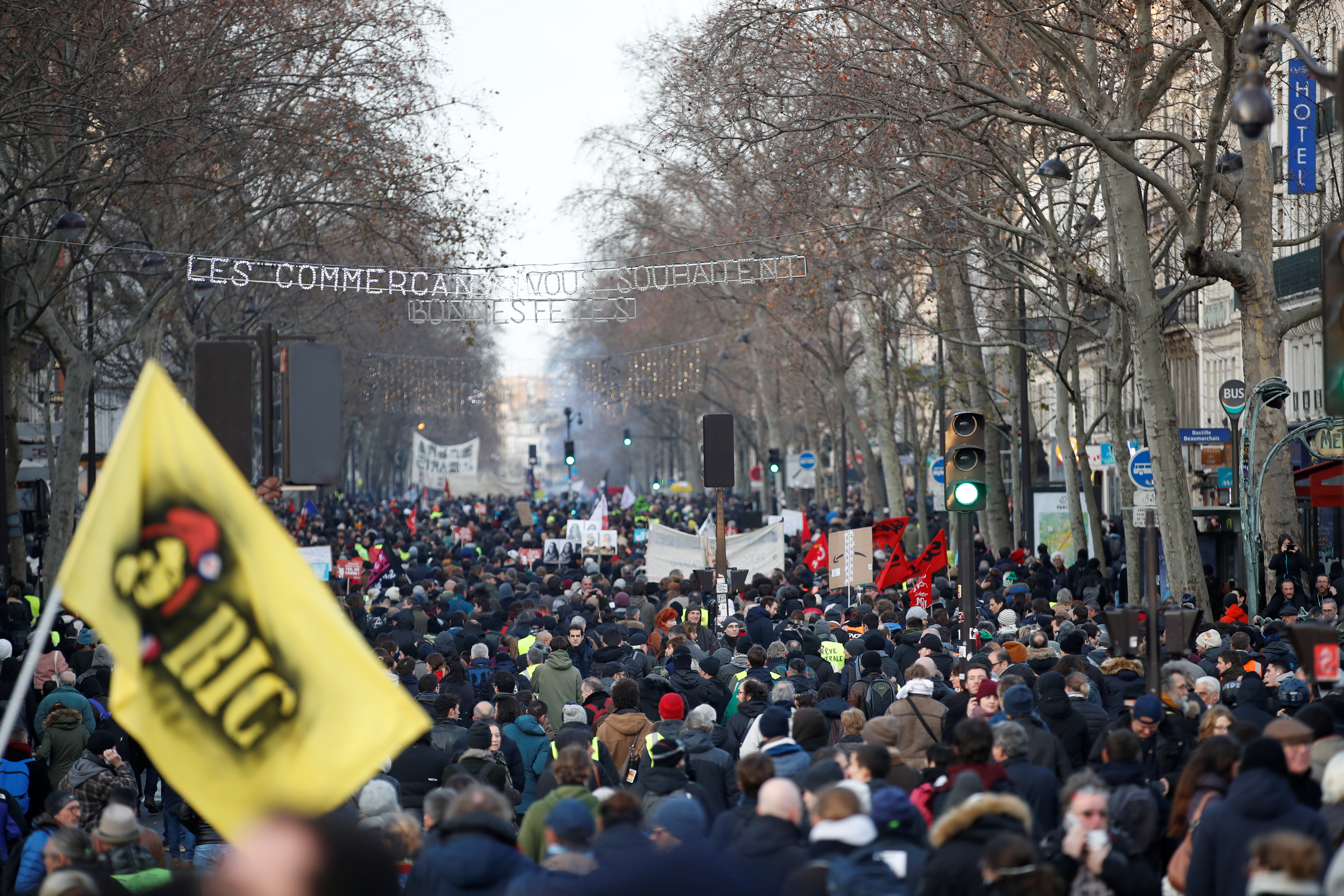Γαλλία: Πετά το “μπαλάκι” στα συνδικάτα η κυβέρνηση