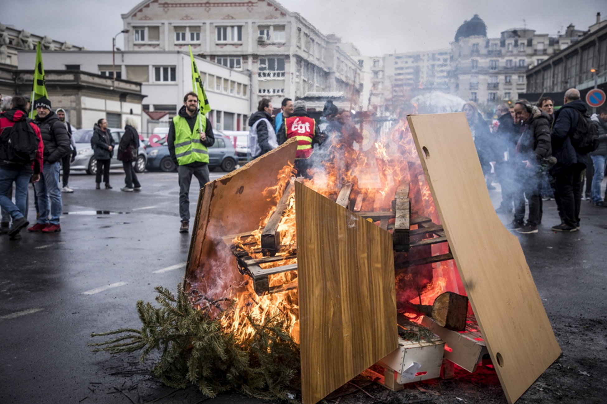Παρίσι: Χρήση δακρυγόνων από την αστυνομία για να διαλύσει τους διαδηλωτές