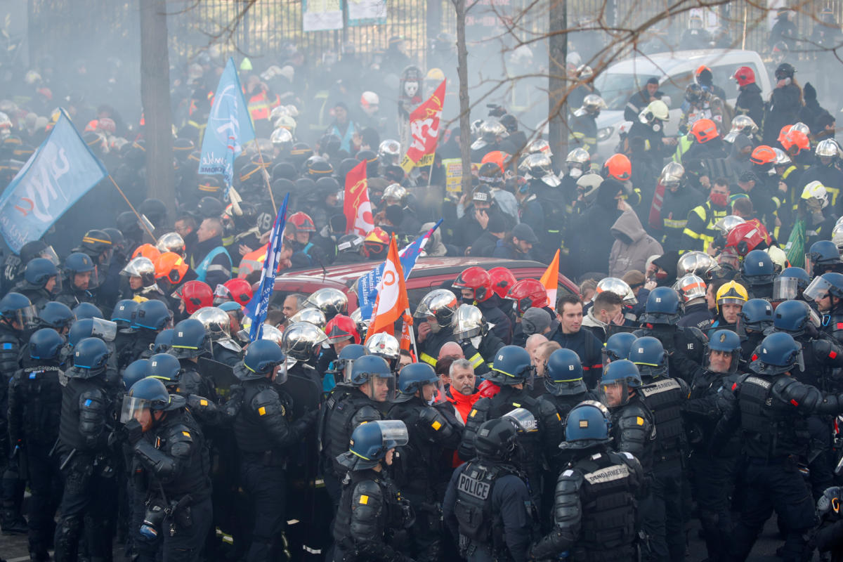 Πεδίο μάχης το Παρίσι! Βίαια επεισόδια μεταξύ αστυνομικών και πυροσβεστών
