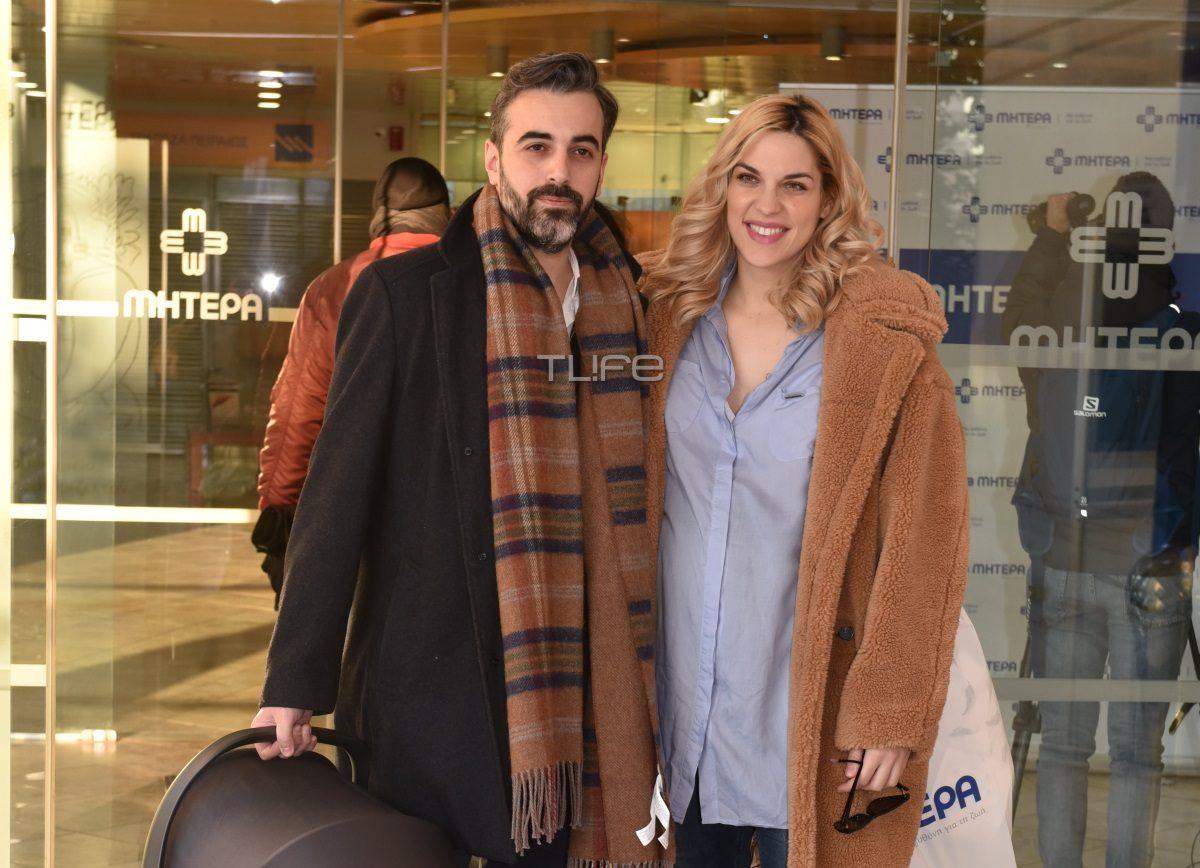 Μαντώ Γαστεράτου: Βγήκε από το μαιευτήριο μαζί με τον σύζυγο και τον νεογέννητο γιο τους – Φωτογραφίες