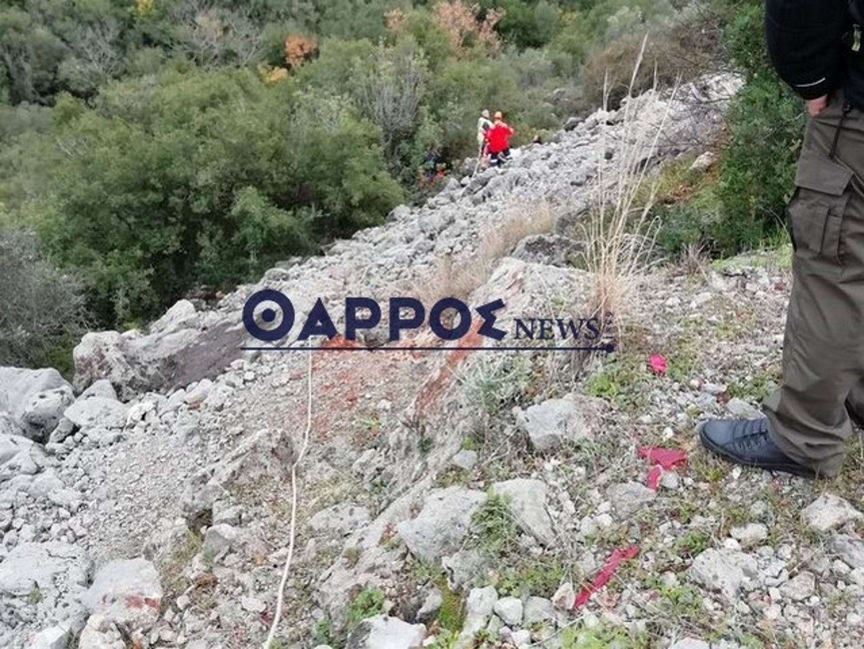 Μεσσηνία: Έχασε τον έλεγχο και το αυτοκίνητο κατέληξε σε γκρεμό! Τύχη βουνό για όσους ήταν μέσα [pics]