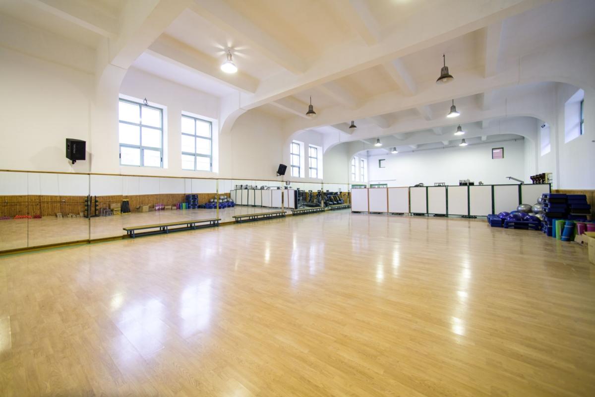 Αυτό είναι το ανακαινισμένο Δημοτικό Γυμναστήριο της Ευελπίδων