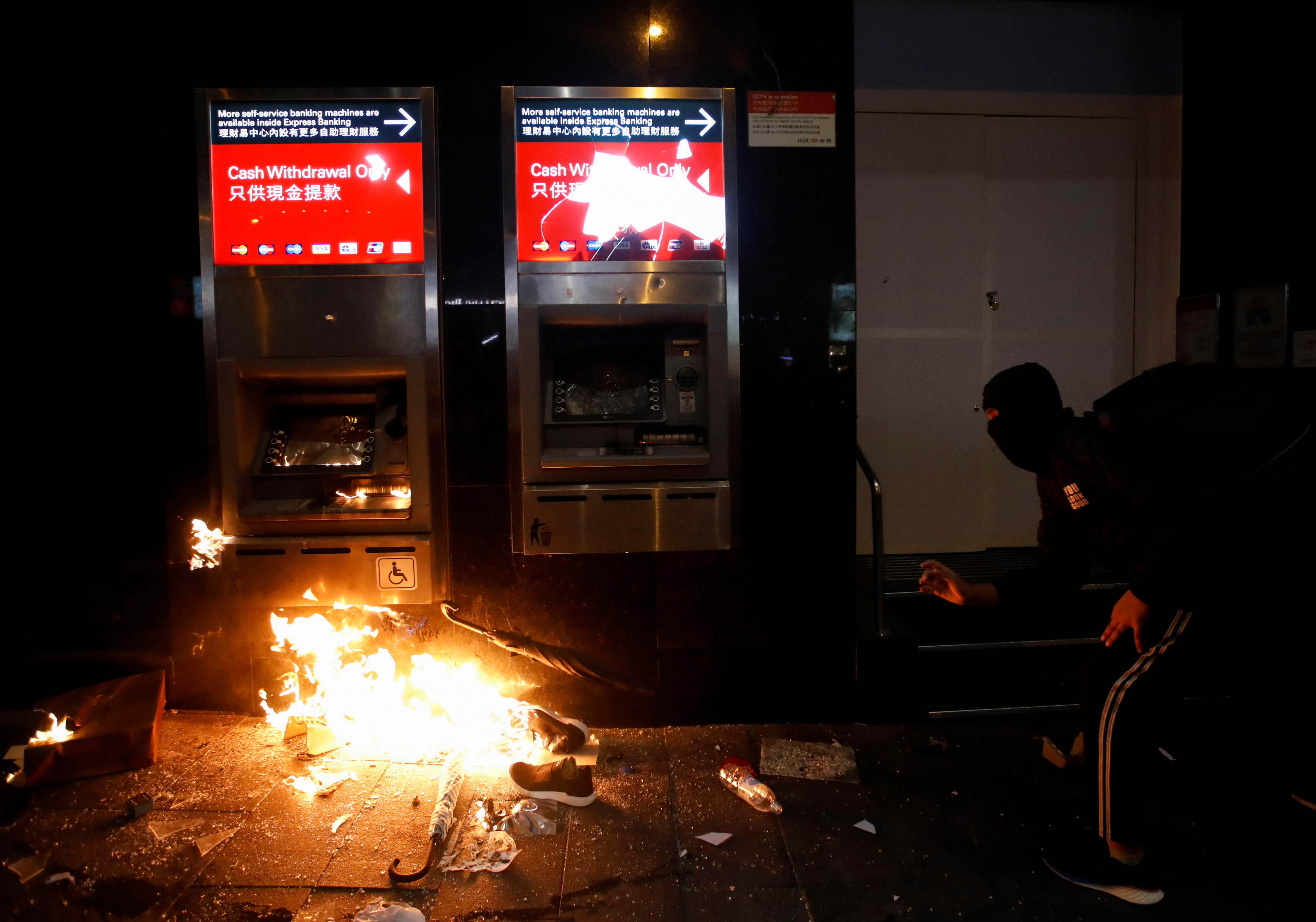 Χάος την Πρωτοχρονιά στο Χονγκ Κονγκ! Δακρυγόνα και μολότοφ σε νέα διαδήλωση