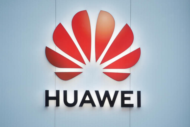 Huawei: “Αυθαίρετη και ολέθρια” η απόφαση Τραμπ να μπλοκάρει το δίκτυο 5G