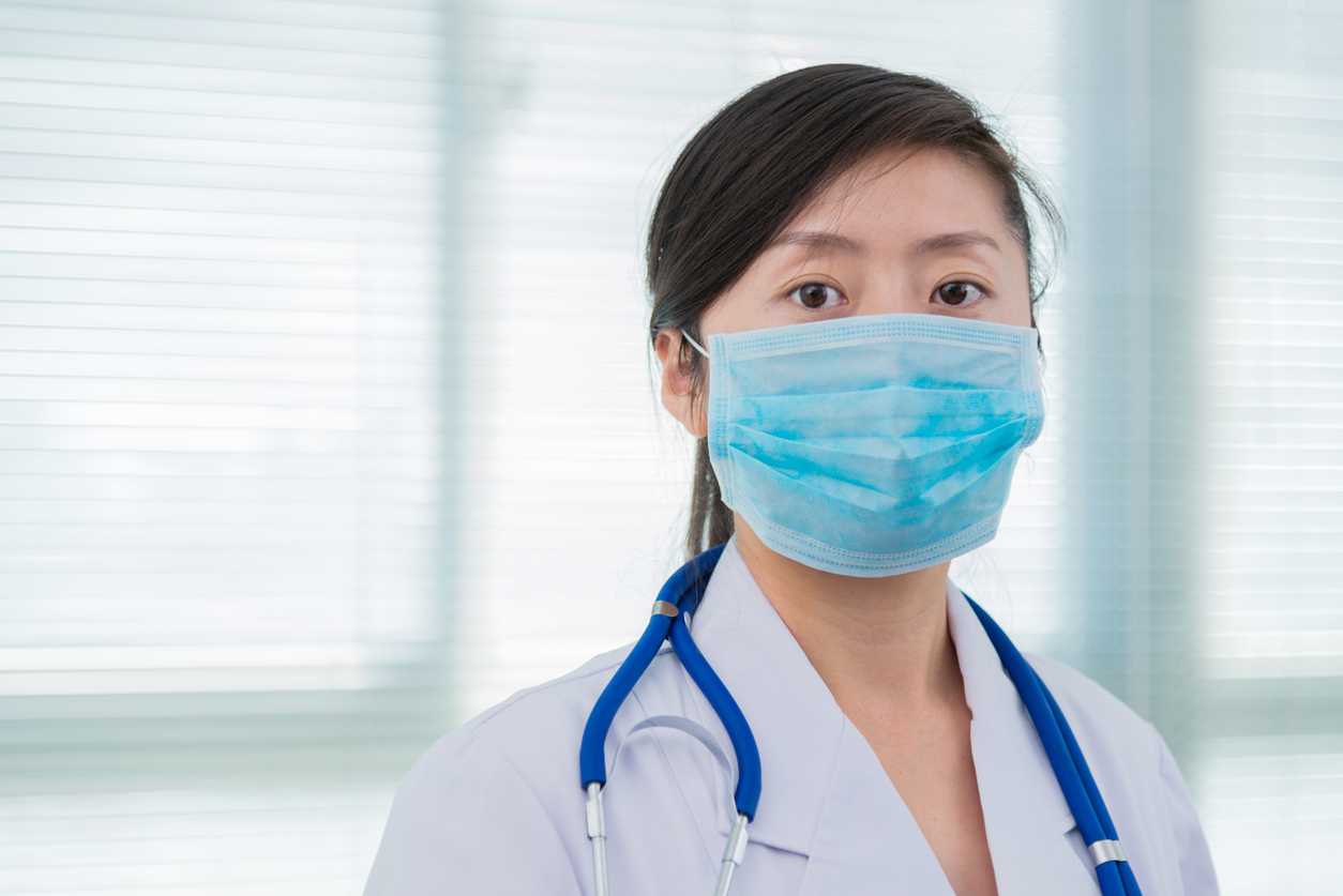 Κοροναϊός: Ασθενής με πυρετό κατέβασε την προστατευτική μάσκα νοσοκόμας και την έφτυσε στο πρόσωπο!