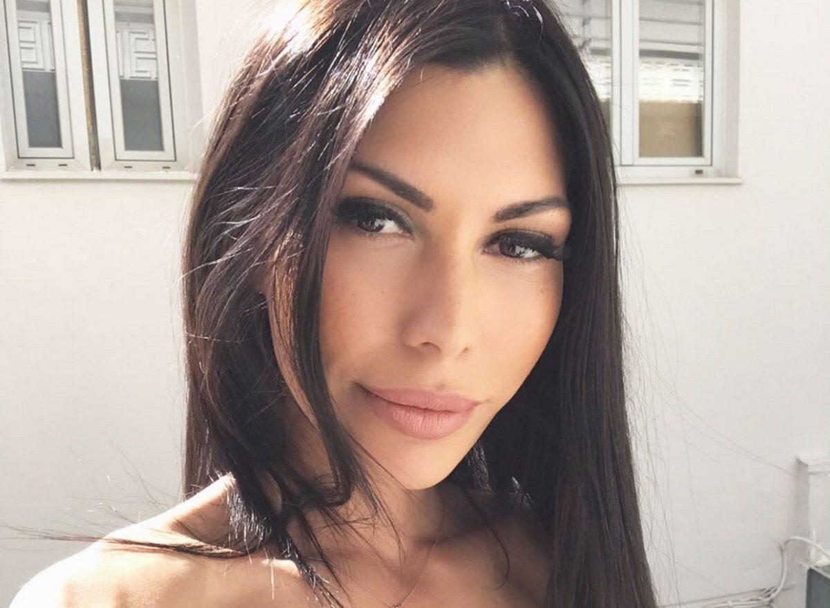 Φωτιά η σύζυγος του Αντώνη Σρόιτερ! Ποζάρει στο Μπαλί με το μαγιό της και χωρίς ίχνος ρετούς