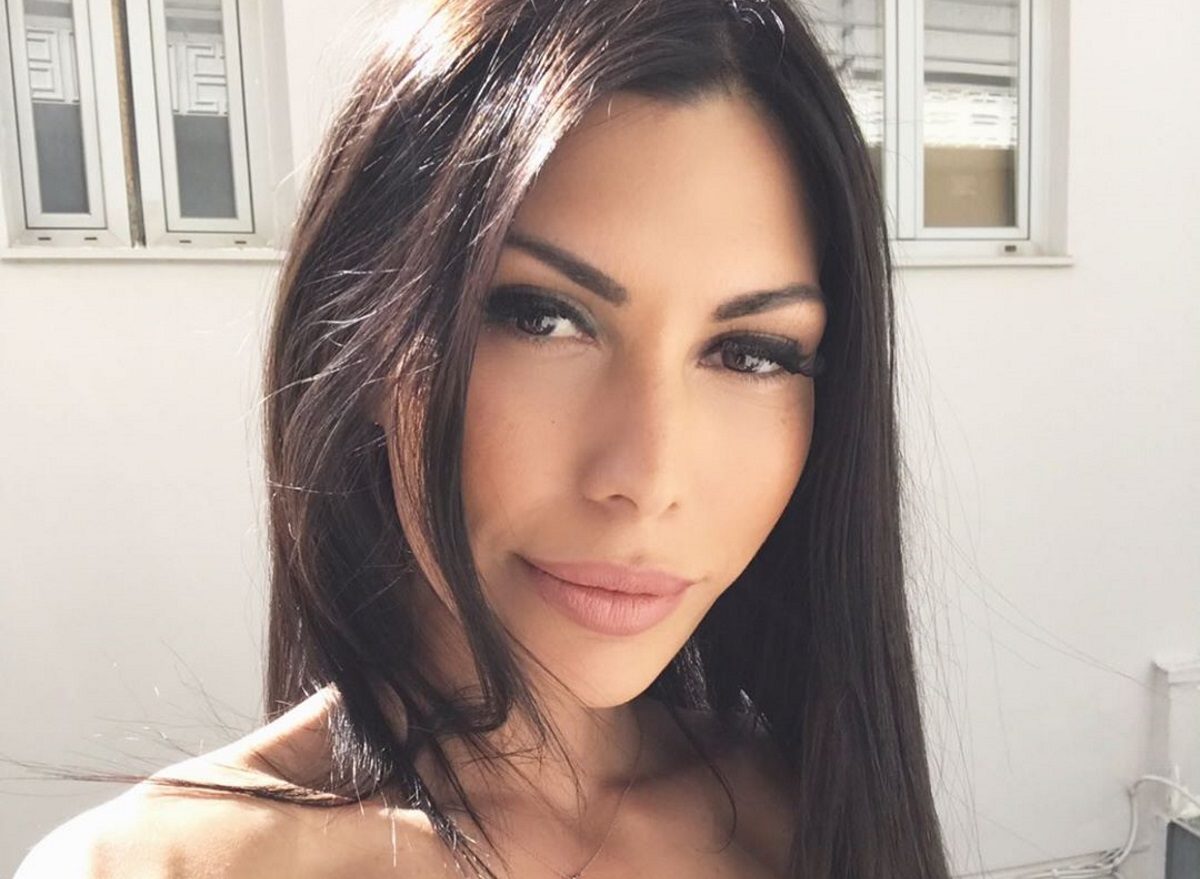 Φωτιά η σύζυγος του Αντώνη Σρόιτερ! Ποζάρει στο Μπαλί με το μαγιό της και χωρίς ίχνος ρετούς