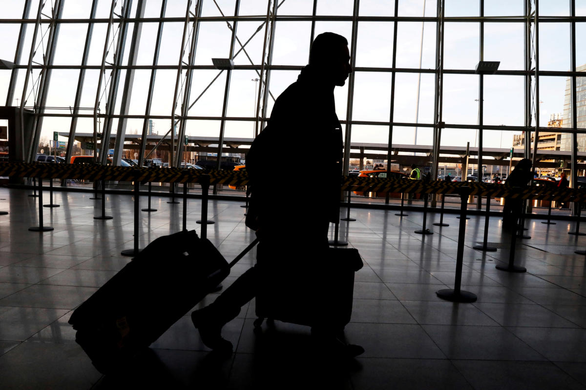 Κοροναϊός: Έκτακτα μέτρα στα αεροδρόμια Κωνσταντινούπολης και Λονδίνου
